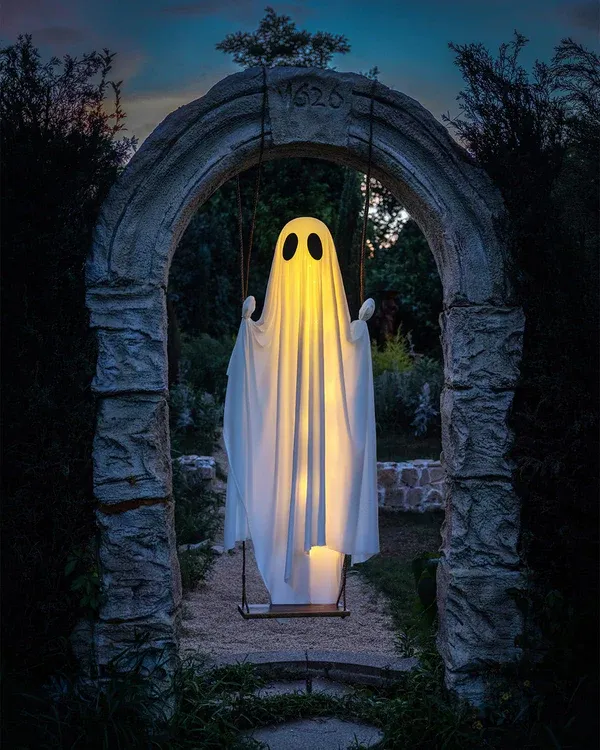 Spooky Ghost Swing Halloween Decoration – Glowing Outdoor Yard Prop